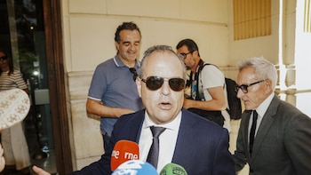 Baño reitera su inocencia en el caso del bono consumo de la Diputación de Alicante y defiende su "honor muy alto"