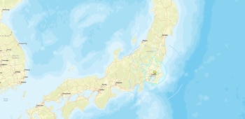 Mapa geográfico de Japón con una estrella amarilla rodeada de líneas concéntricas cerca de Tokio