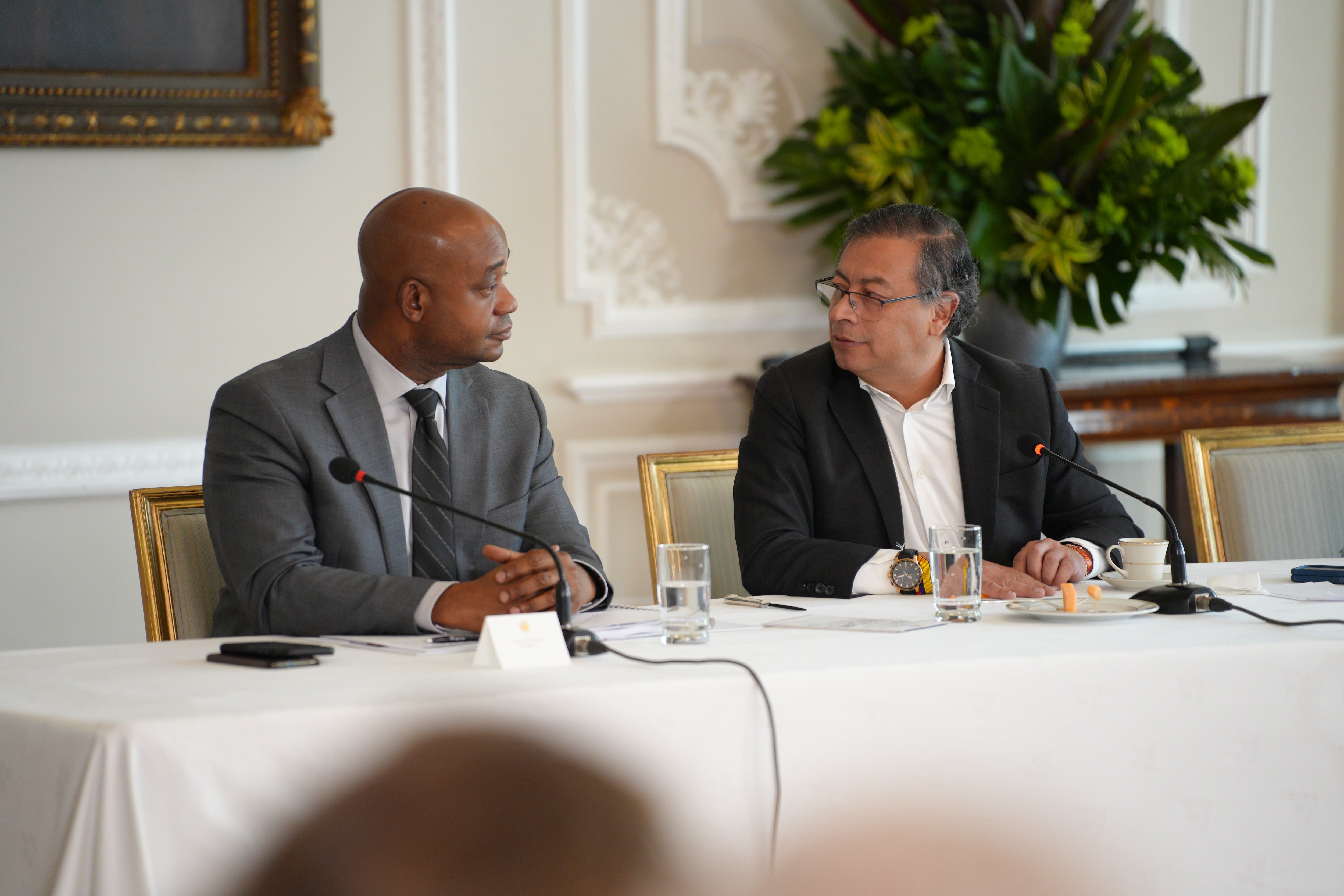 Luis GilbertoMurillo, excanciller colombiano y candidato presidencial, junto al expresidente GustavoPetro, con quien colaboró en el Gobierno antes de iniciar su campaña propia - crédito Juan Diego Cano/Presidencia