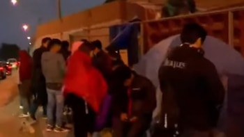 Fanáticos acampan y hacen largas