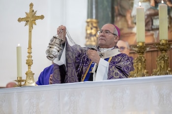 El arzobispo de Toledo, Francisco Cerro, preside la misa funeral en Urda. (EFE/Jesús Monroy)