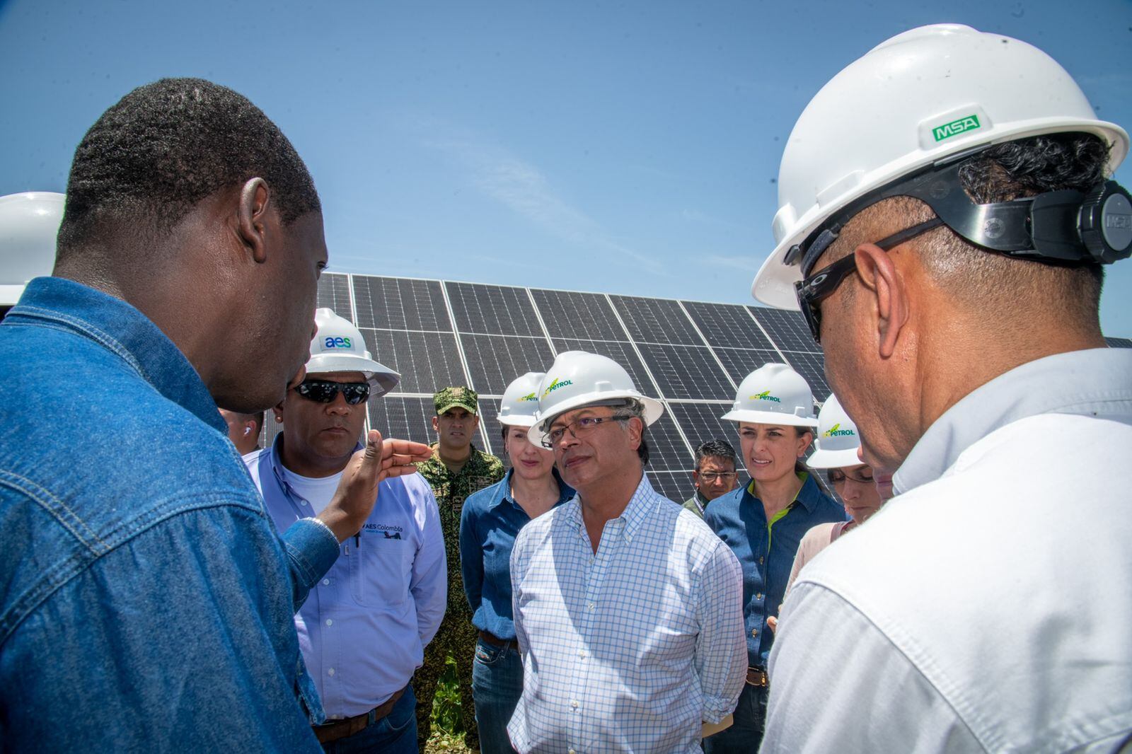 Gobierno colombiano enfrenta críticas por discrepancias en energía solar