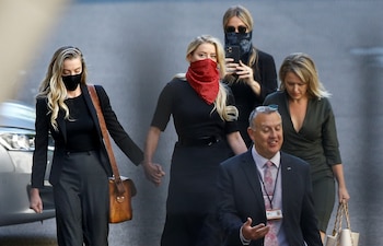 Heard arribó por la puerta trasera al recinto y también con la cara cubierta por un paliacate rojo. (Foto: REUTERS/Henry Nicholls)