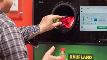 Un hombre pasa ocho horas metiendo botellas en una máquina de reciclaje y gana casi 1.000 euros