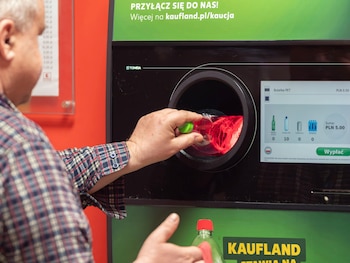 Un hombre polaco ha pasado ocho horas metiendo botellas en una máquina de reciclaje y ha ganado casi 1.000 euros