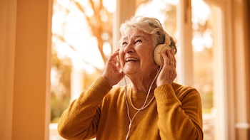 Qué pasa en el cerebro de un paciente con Alzheimer al escuchar su canción favorita: un estudio de neurociencia revela el mecanismo
