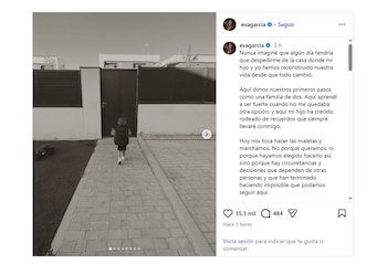 Un niño pequeño, de espaldas, camina por un sendero adoquinado hacia una puerta de rejas; la fotografía es en blanco y negro