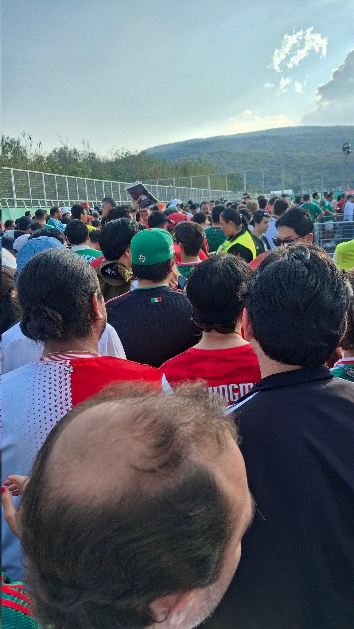Los aficionados ya buscan ingresar con mucha anticipación previo al arranque del partido. (redes sociales)