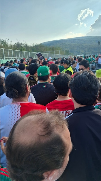 Los aficionados ya buscan ingresar con mucha anticipación previo al arranque del partido. (redes sociales)