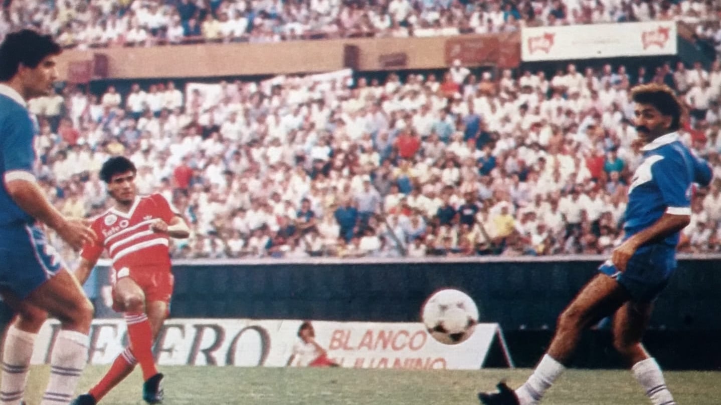 Héctor Enrique convierte el primer gol ante Vélez en el Monumental