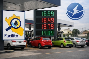 Vista exterior de una estación de servicio en Lima con carteles electrónicos de precios de combustible y logos de Facilito y Osinergmin; varios autos cargan gasolina.