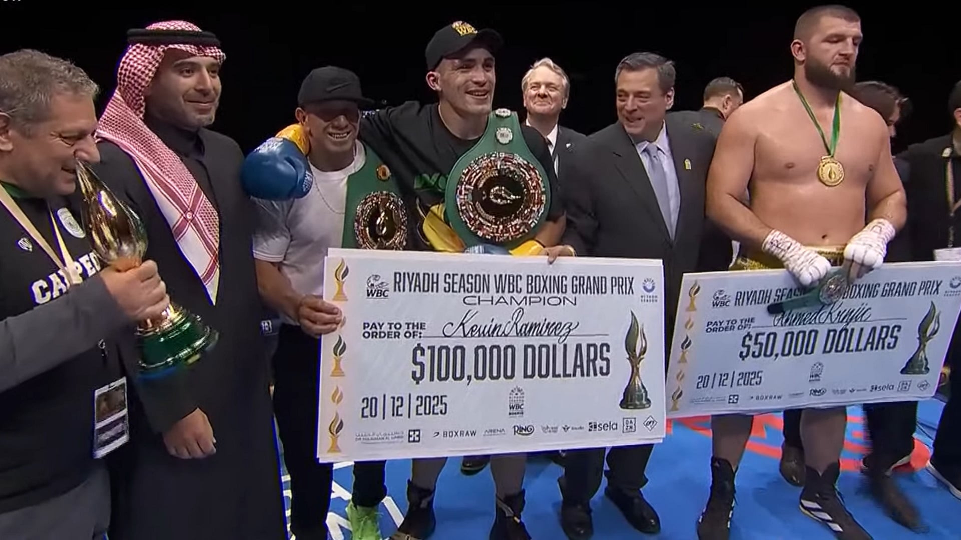 Kevin Ramírez recibió el trofeo de campeón y el cheque de 100 mil dólares (Captura: DAZN)