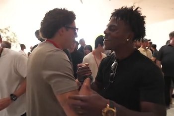 Saludo de Guillermo Ochoa con IShowSpeed en el Apple Event 2026 (Captura de pantalla)