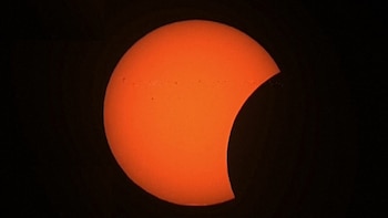 Eclipse solar total hoy, en directo | La Luna ya ha proyectado su sombra total sobre Alaska y se dirige a Groenlandia dos horas antes de que llegue a España, en vivo