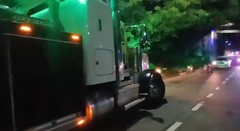 Tres accidentes de rastras bloquearon las principales vías de ingreso a San Salvador y afectaron la movilidad durante varias horas. (Foto cortesía Viceministerio de Transporte de El Salvador)