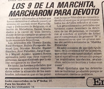 Recorte de periódico impreso con un titular en letras mayúsculas negras y dos columnas de texto en español sobre papel amarillento