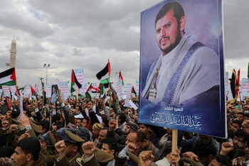 Un manifestante sostiene un retrato del líder hutí Abdul-Malik al-Houthi en una concentración en apoyo a los palestinos de Gaza, celebrada en Saná (REUTERS/Khaled Abdullah)