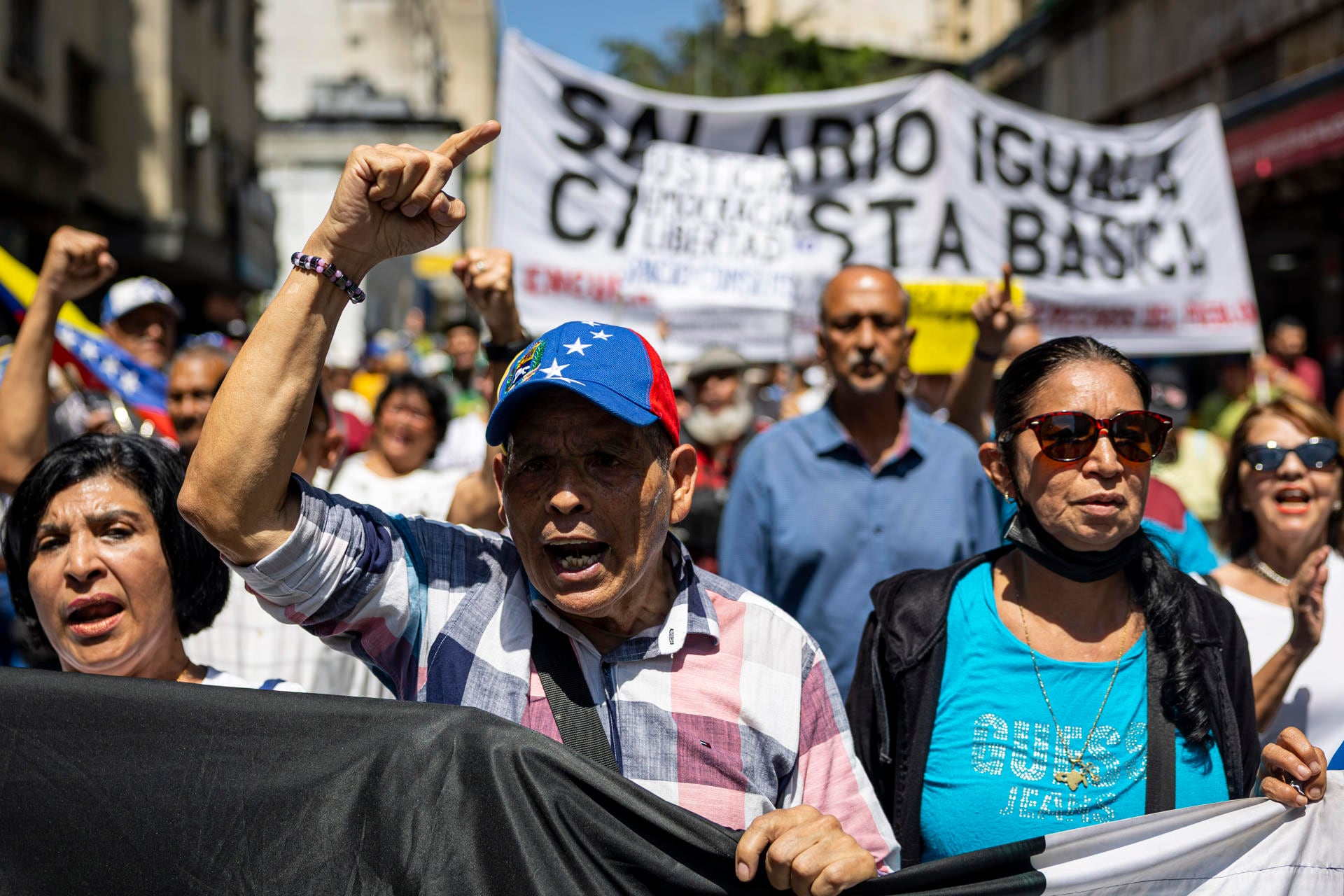 Trabajadores venezolanos marchan en las calles exigiendo salarios dignos y mejoras en las condiciones laborales en una movilización masiva.