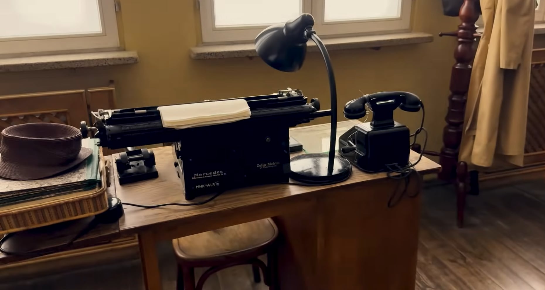 Oskar Schindler manipuló al régimen con influencias y sobornos, protegiendo a sus empleados mediante tácticas arriesgadas dentro de su fábrica - crédito Pao Pineda