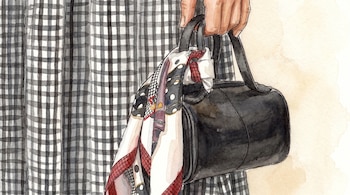 Ilustración en acuarela que muestra una mano sosteniendo un bolso de mano negro con un pañuelo estampado, frente a una tela a cuadros blancos y negros.