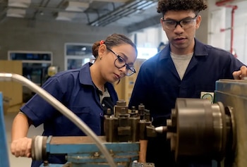 El diseño y desarrollo del proyecto Miravalles se está realizando gracias al talento y habilidades de la población estudiantil de la UCR. Cortesía: Laura Rodríguez / UCR