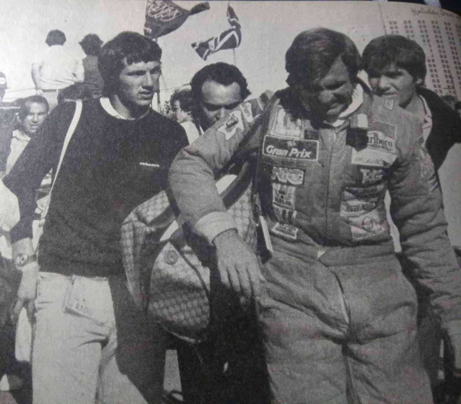 Felipe Mc Gough detrás de Carlos Alberto Reutemann después de la definición de Las Vegas en 1981 (Gentileza El Gráfico/Felipe Mc Gough)