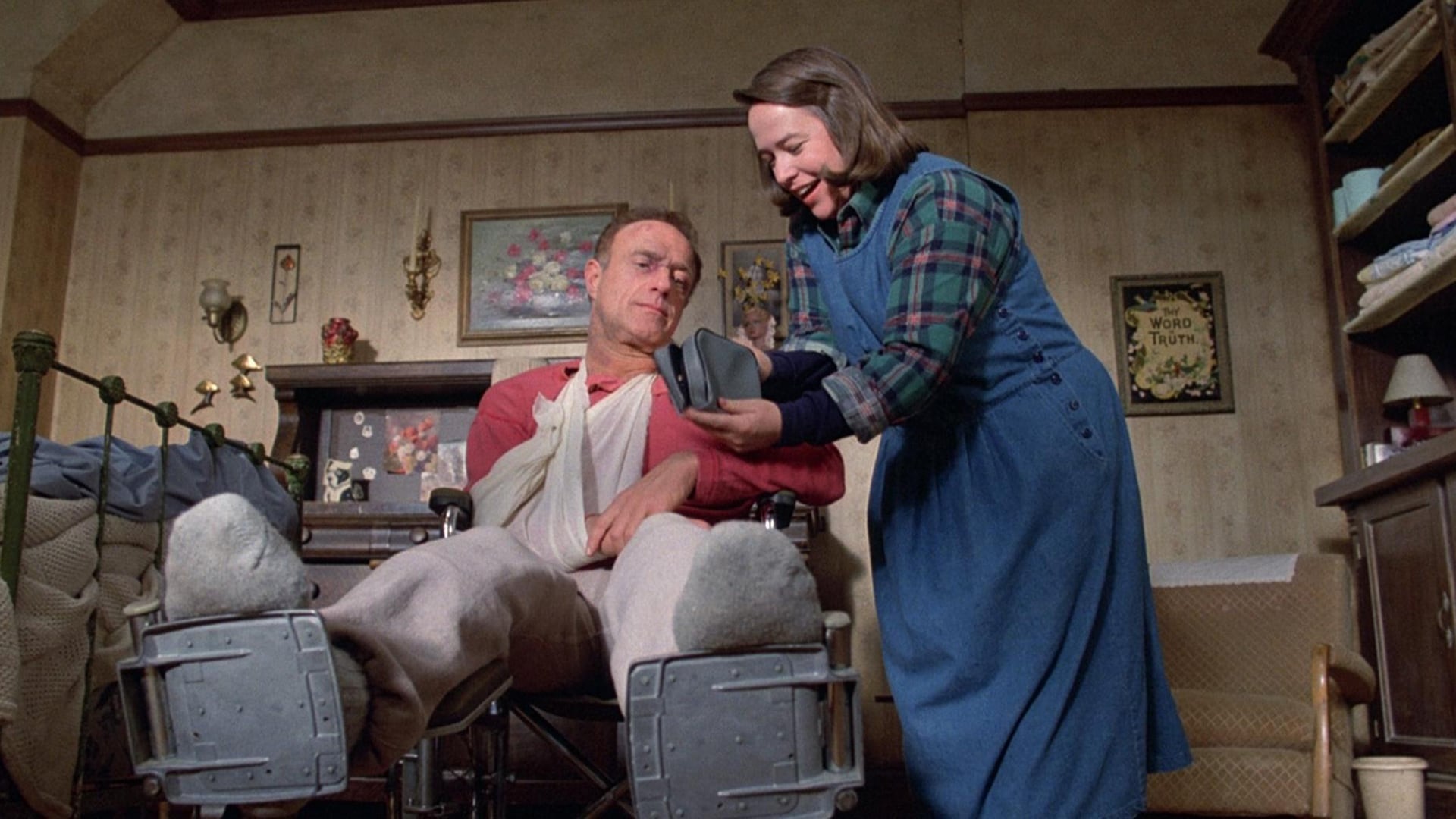 El contraste de estilos entre James Caan y Kathy Bates generó una dinámica única durante la filmación, según compartió Rob Reiner en entrevistas (Castle Rock Entertainment)