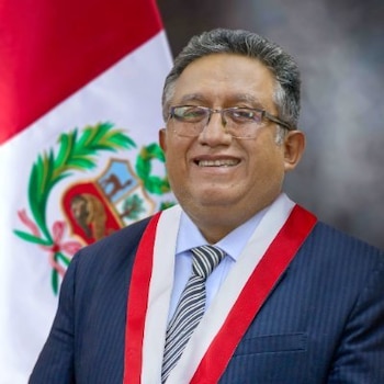 El congresista Carlos Alva (Acción Popular) abrió las intervenciones y recordó que ya había pedido antes la participación de ProInversión para sustentar el proceso desde un enfoque técnico.