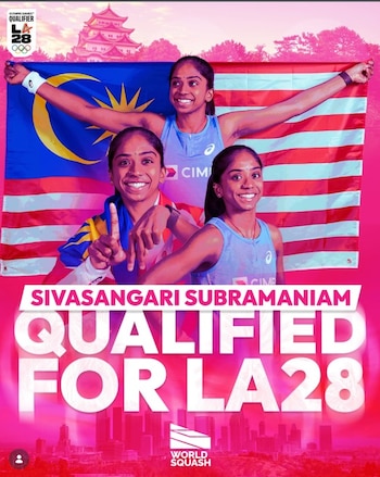 Cartel promocional de World Squash con tres fotografías de Sivasangari Subramaniam y la bandera de Malasia