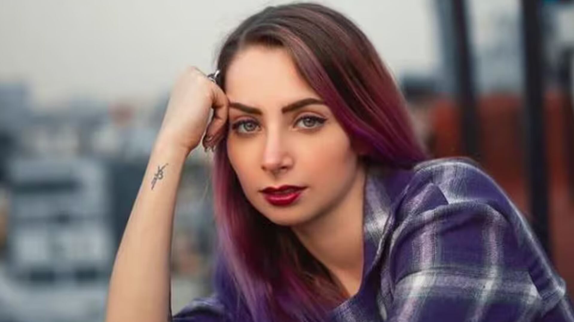 YosStop explica la decisión de priorizar el apellido materno de su hija Amyra como una forma de cuestionar tradiciones patriarcales (Foto: Instagram/@justyoss)