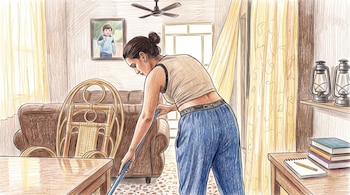 Dibujo a lápices de colores de una mujer limpiando el suelo con una fregona en un salón equipado con sofás, mesa y lámparas de queroseno.