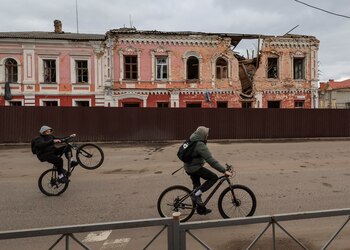 Unos niños montan en bicicleta