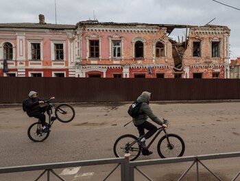 Unos niños montan en bicicleta