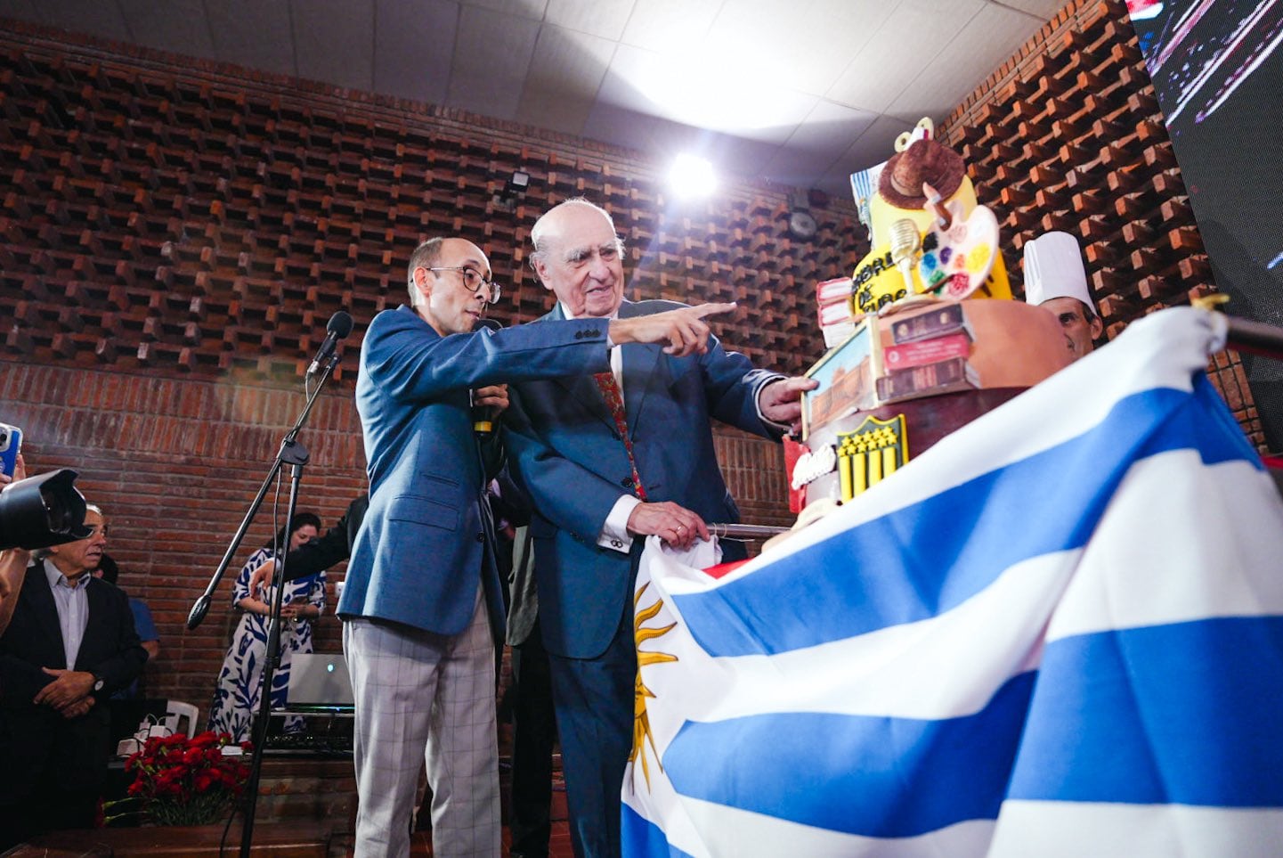 El festejo del 90° cumpleaños de Julio María Sanguinetti (Partido Colorado)