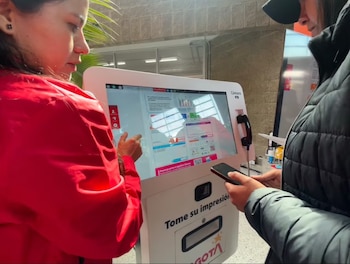 El servicio Cade Exprés incluye atención en Lengua de Señas Colombiana, garantizando la inclusión de personas con discapacidad auditiva en los trámites municipales - crédito Alcaldía de Bogotá