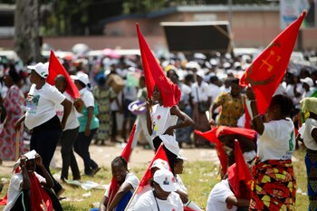 Mujeres asisten a un mitin