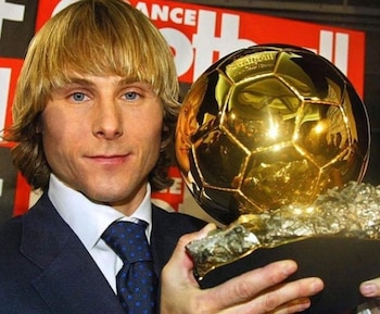 Pavel Nedvěd, ganador del Balón de Oro 2003, aporta ahora su experiencia desde la gerencia de la selección nacional. (X/ @DorInsider)