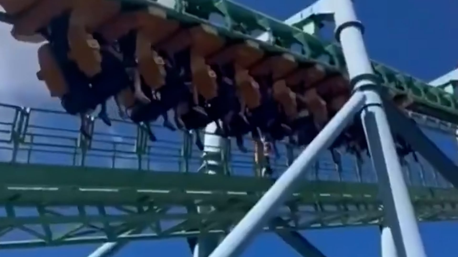 “Se salió y se partió la cadena, y el carro se frenó en la altura. No pasó nada grave, pero estuvieron un lindo rato ahí arriba”, explicó el joven que filmó lo sucedido