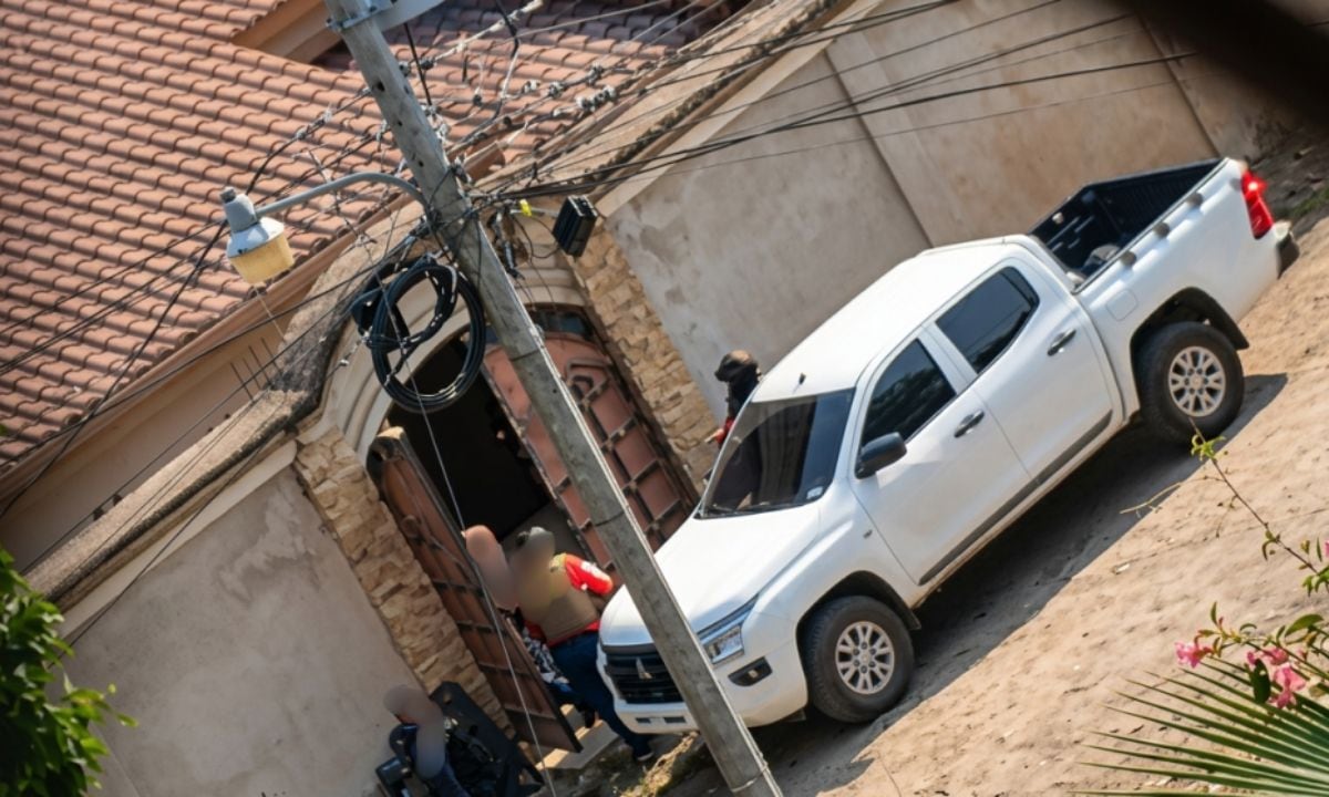 Autoridades investigan a la estructura criminal que atacó a los agentes durante el allanamiento. (FOTO:X)