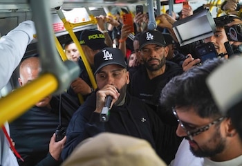 El artista internacional brindó un concierto en el sistema de transporte público de Bogotá - crédito TransMilenio
