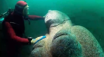 Estatuas colosales y templos dedicados a dioses egipcios y griegos yacen en el lecho marino del Nilo