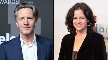 Fotocomposición con los retratos de Andrew McCarthy con traje azul y Ally Sheedy con chaqueta negra y aretes de aro.