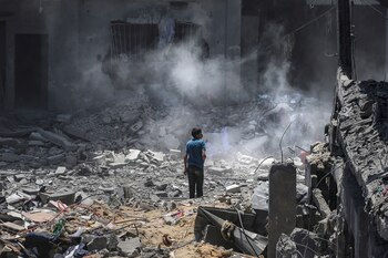 Un niño palestino observa los