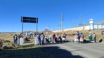 En Ayaviri, la población interrumpió