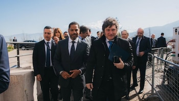 Garriga y Milei cargan contra Sánchez por "promocionar" la migración irregular y "degradar" la identidad de España