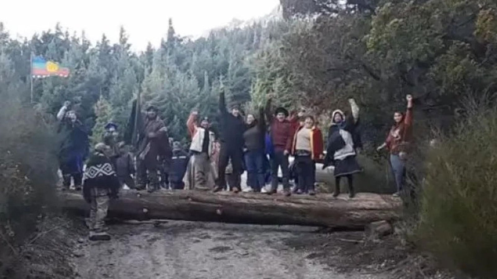 La comunidad Lof Quintriqueo fue desalojada de manera parcial de un lote particular en El Pedregoso por una medida ordenada por la Justicia local