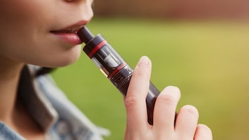 La FDA autoriza por primera vez la venta de cigarrillos electrónicos frutales para adultos