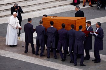 El papa frente al ataúd