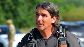 Hernán Marcos hizo paracaidismo durante