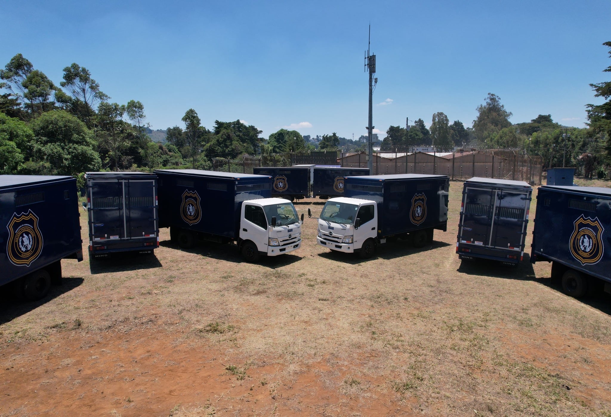 La Dirección General del Sistema Penitenciario de Guatemala incorporó 20 nuevas unidades de traslado para optimizar los operativos en centros de detención. (Fotografía: Ministerio de Gobernación)